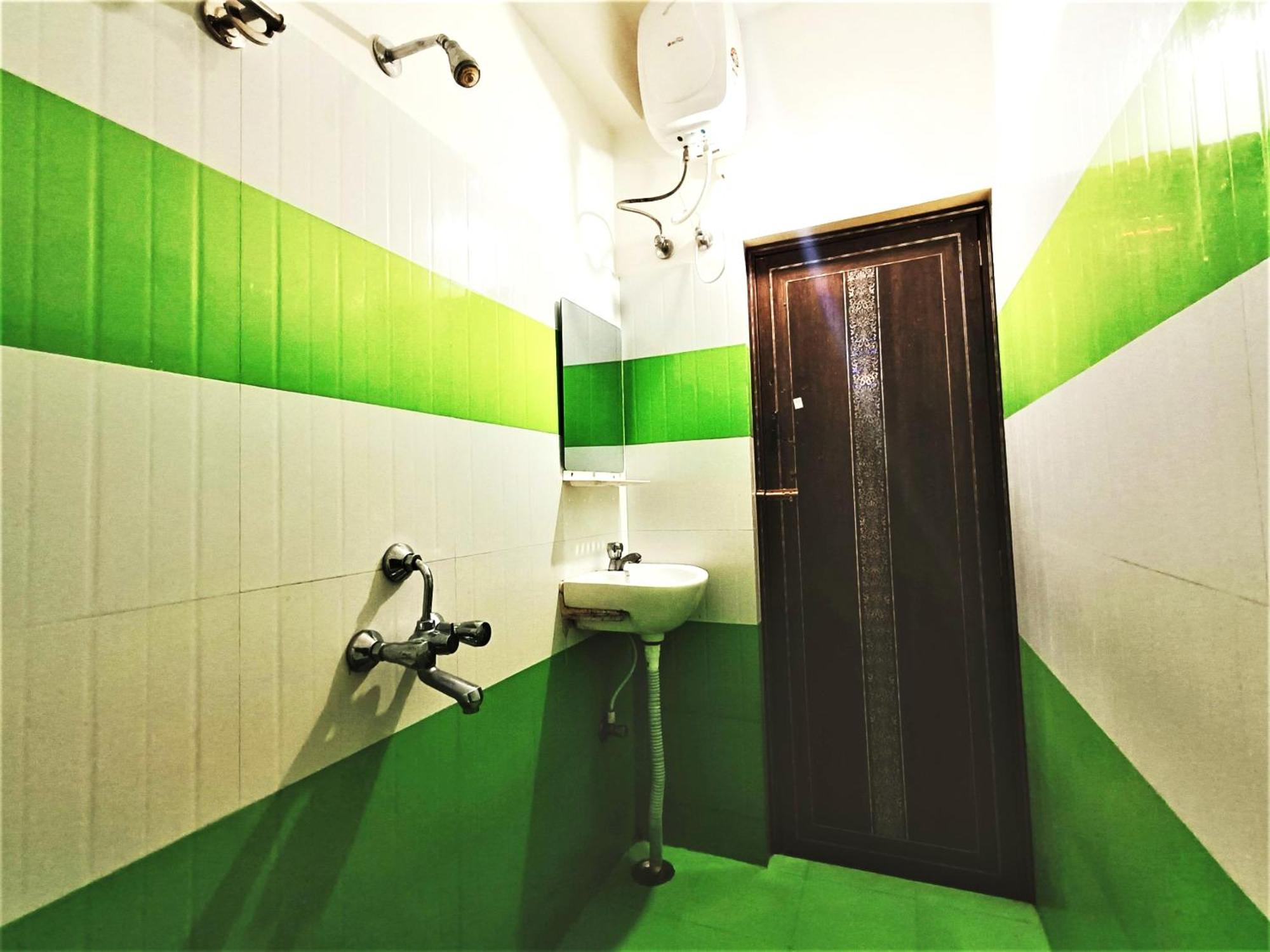 Goroomgo Krishna Residency: Beachside Comfort with Award-Winning Service Puri Exterior photo