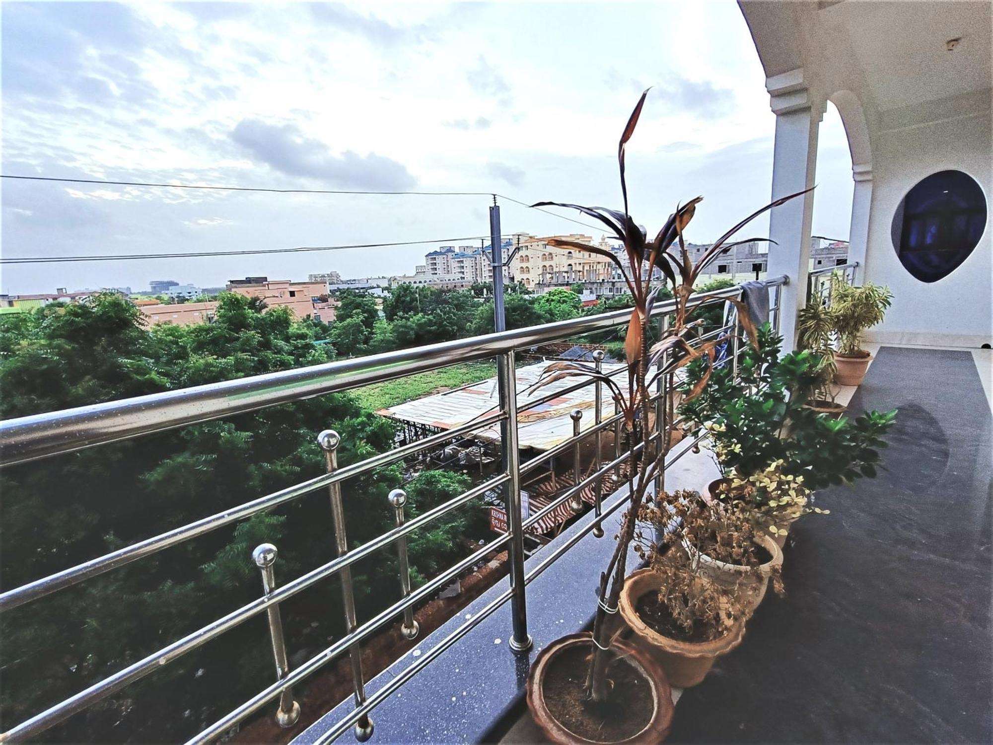 Goroomgo Krishna Residency: Beachside Comfort with Award-Winning Service Puri Exterior photo
